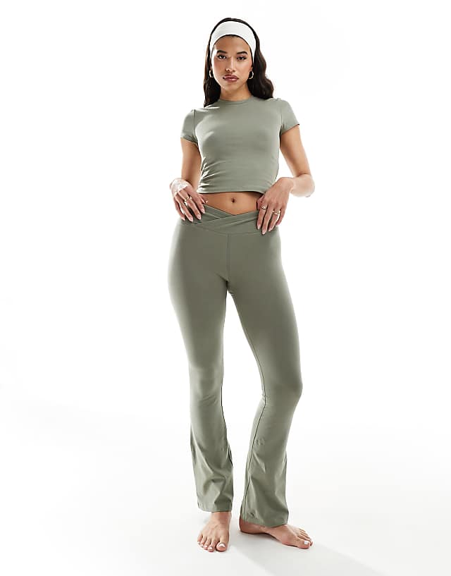 Asos 4505 Icon Performance T-shirt In Soft Touch Fabric In Olive Green