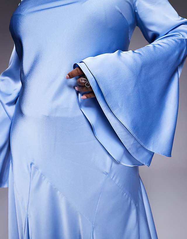 Asos ASOS DESIGN Curve Long Sleeve Satin Maxi Dress With Full Skirt And Godet In Soft Blue