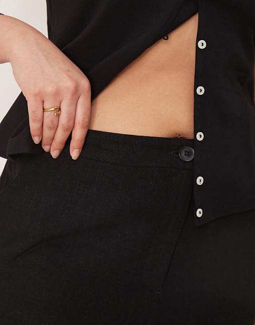 Asos ASOS DESIGN Curve Relaxed Dad Shorts With Linen In Black