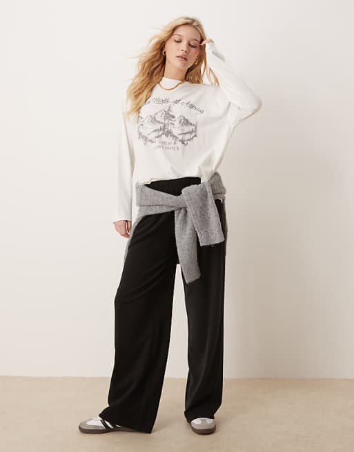 Asos ASOS DESIGN Long Sleeve Skater T-shirt With Alaska Graphic In White