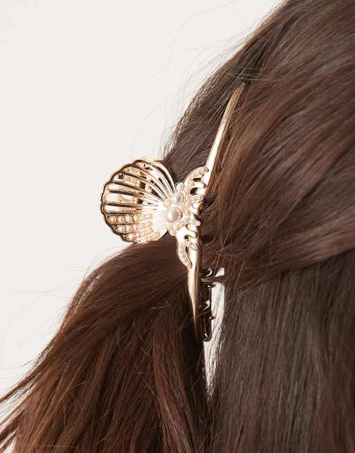Asos ASOS DESIGN Metal XL Claw With Shell Design And Pearl Detail In Gold