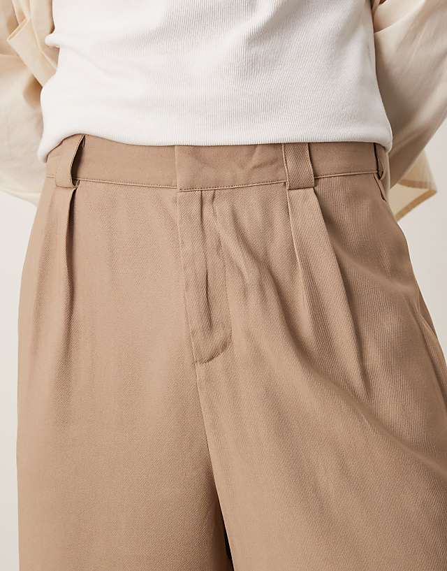 Asos ASOS DESIGN Oversized Bemuda Shorts With Pleat Details In Sand