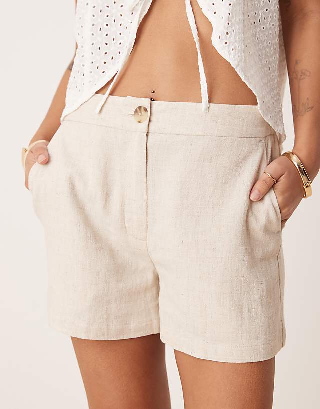 Asos ASOS DESIGN Petite Relaxed Dad Shorts With Linen In Stone