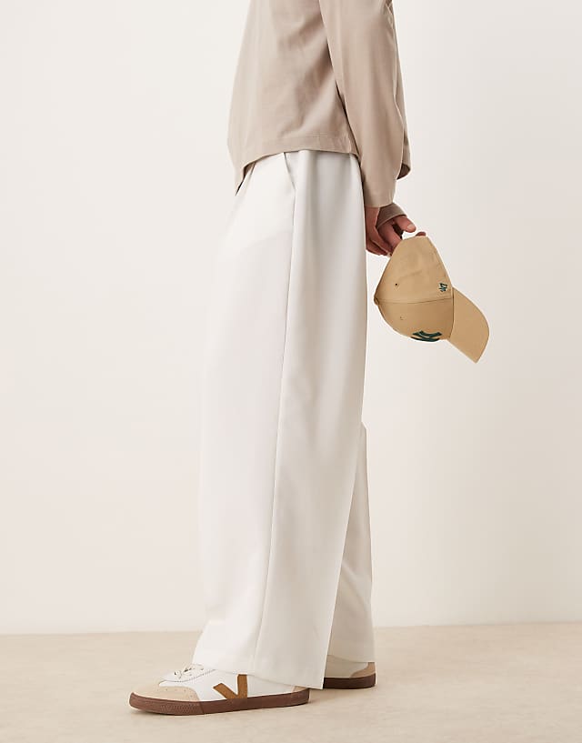 Asos ASOS DESIGN Smart Balloon Fit Trousers With Front Pleat In White