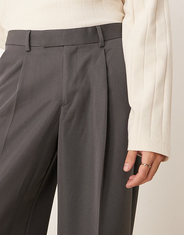 Asos ASOS DESIGN Smart Loose Fit Trousers With Front Pleat In Charcoal