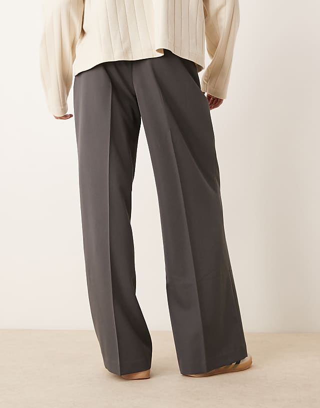Asos ASOS DESIGN Smart Loose Fit Trousers With Front Pleat In Charcoal