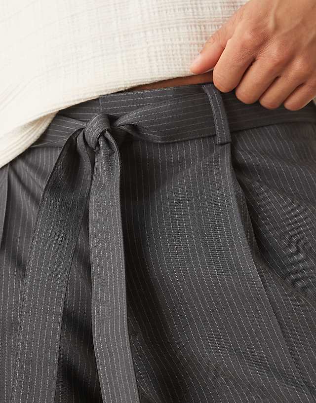 Asos ASOS DESIGN Smart Wide Leg Trousers With Belt Detail And Front Pleat In Charcoal Pinstripe