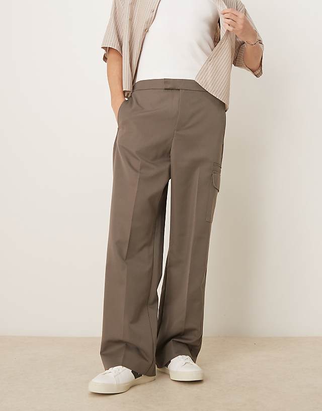 Asos ASOS DESIGN Smart Wide Leg Trousers With Double Pleats And Cargo Pockets In Khaki With Elasticated Waist