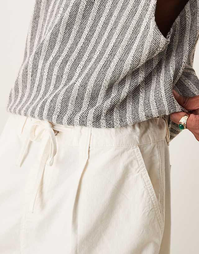 Asos ASOS DESIGN Wide Shorter Length Pleated Shorts With Drawstring In White
