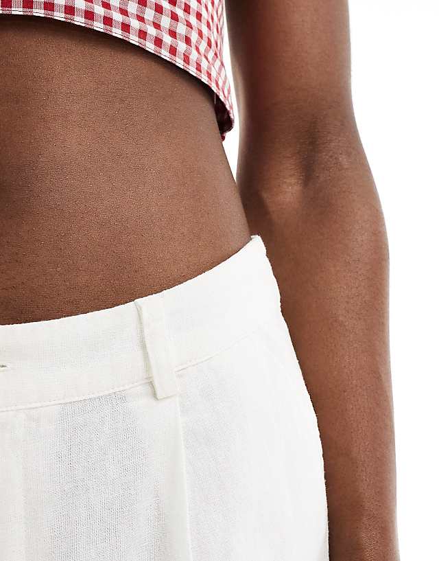 Asos Pull&Bear Linen Look Short In White