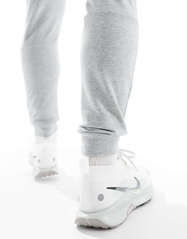 Asos Nike Running ReactX Pegasus Trail 5 Gore-TEX Trainers In Light Silver
