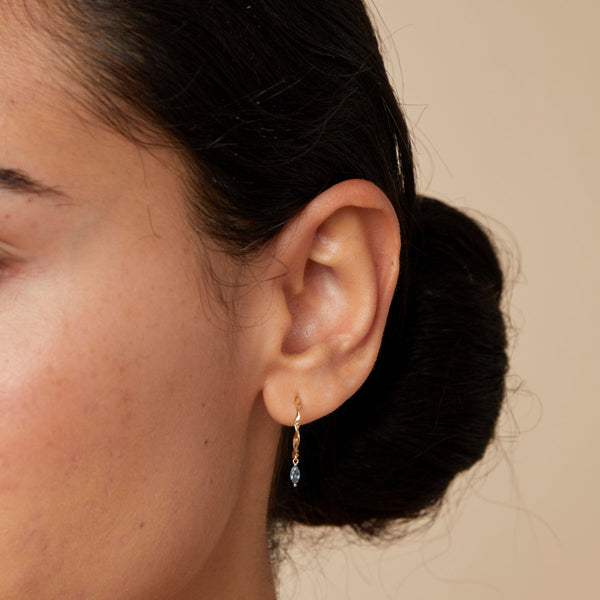 Astrid & Miyu Alexandrite Charm Twist Huggies In Solid Gold