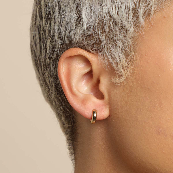 Astrid & Miyu Bold Essential Huggies In Gold