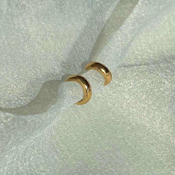 Astrid & Miyu Bold Huggies In Gold