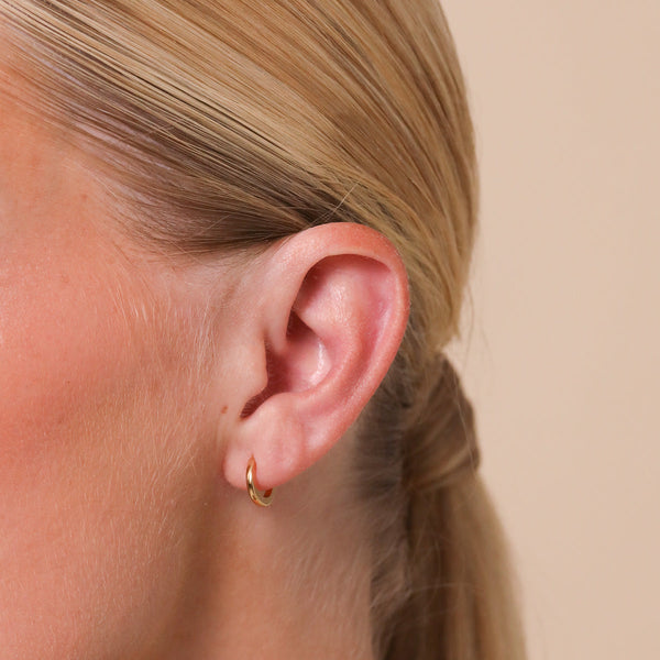 Astrid & Miyu Essential Huggies In Gold