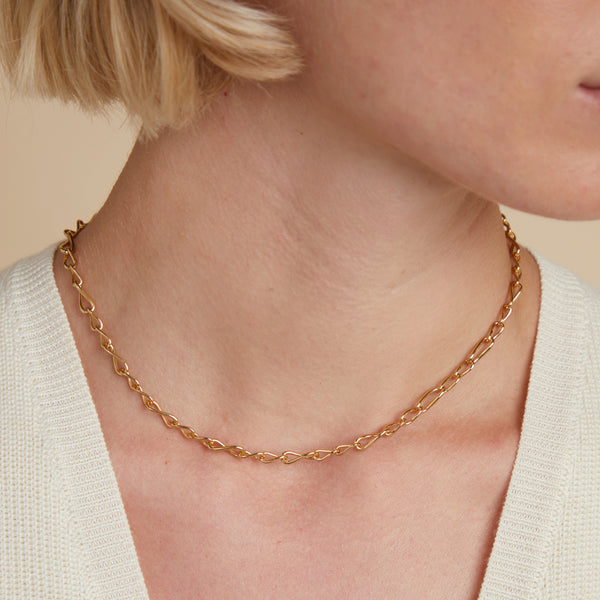 Astrid & Miyu Infinite Slim Chain Necklace In Gold