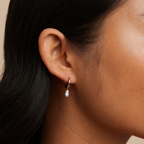 Astrid & Miyu Pearl Charm Huggies In Gold