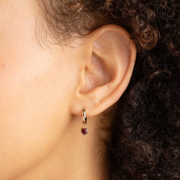 Astrid & Miyu Red Heart Charm Huggies In Gold