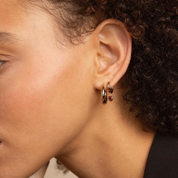 Astrid & Miyu Red Heart Charm Huggies In Gold