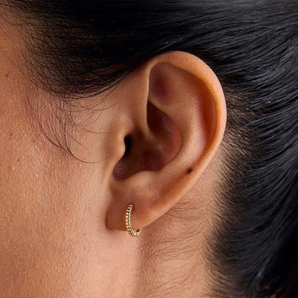 Astrid & Miyu Ridged Huggies In Solid Gold