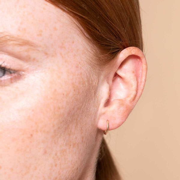 Astrid & Miyu Seamless Hoop 1mm In Solid Gold