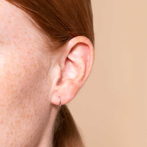 Astrid & Miyu Seamless Hoop 1mm In Solid White Gold