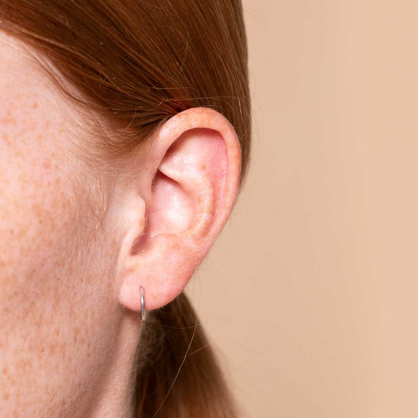 Astrid & Miyu Seamless Hoop 1mm In Solid White Gold