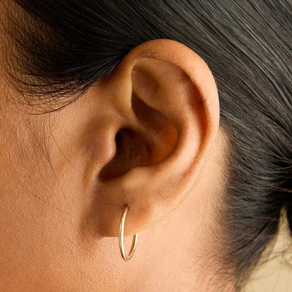 Astrid & Miyu Staple Hoops In Solid Gold