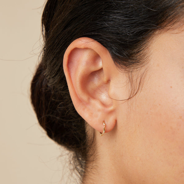 Astrid & Miyu Twist Huggies In Solid Gold