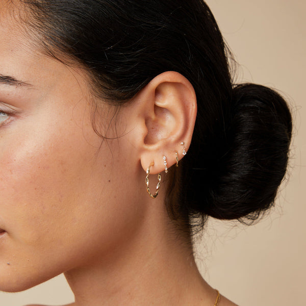 Astrid & Miyu Twist Huggies In Solid Gold