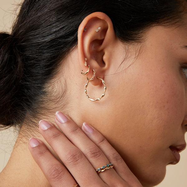 Astrid & Miyu Twist Huggies In Solid Gold