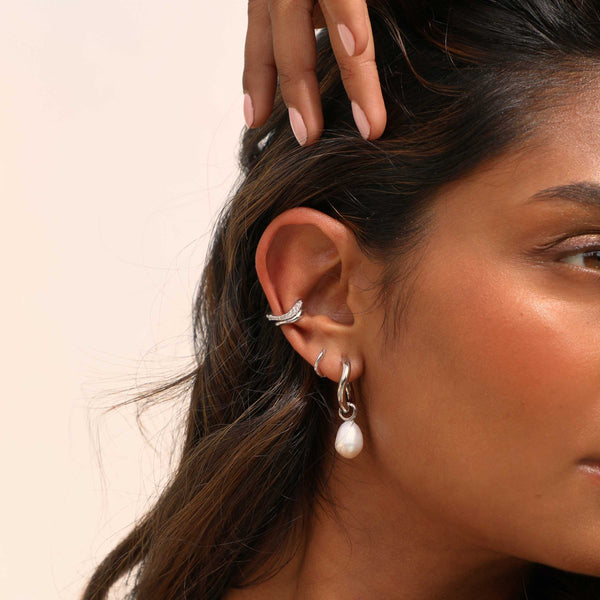 Astrid & Miyu Wave Ear Cuff In Silver