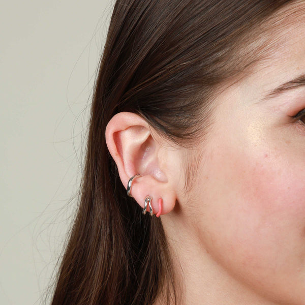 Astrid & Miyu Wave Ear Cuff In Silver