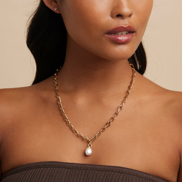 Astrid & Miyu Infinite Pearl Bold Lariat Necklace In Gold