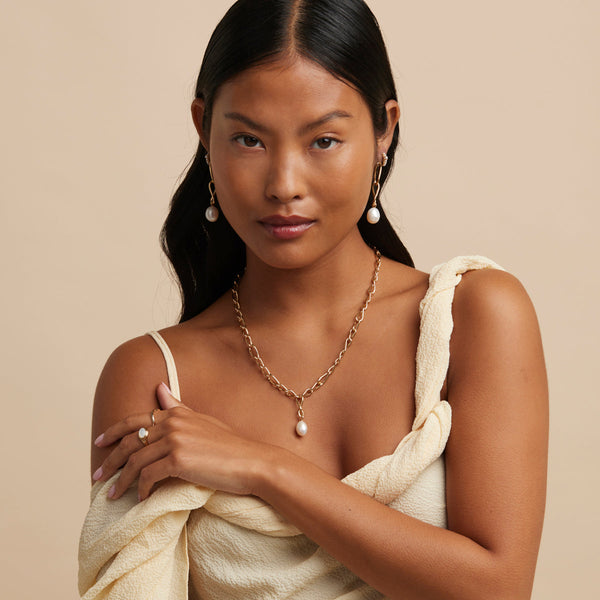 Astrid & Miyu Infinite Pearl Bold Lariat Necklace In Gold