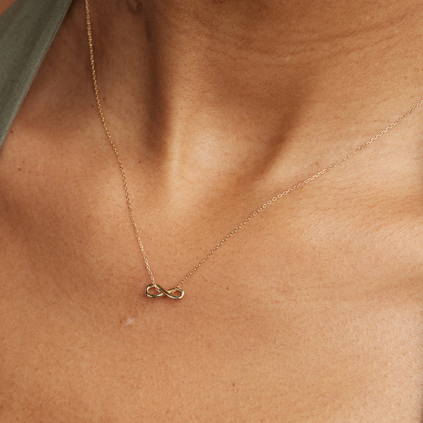 Astrid & Miyu Infinite Pendant Necklace In Solid Gold