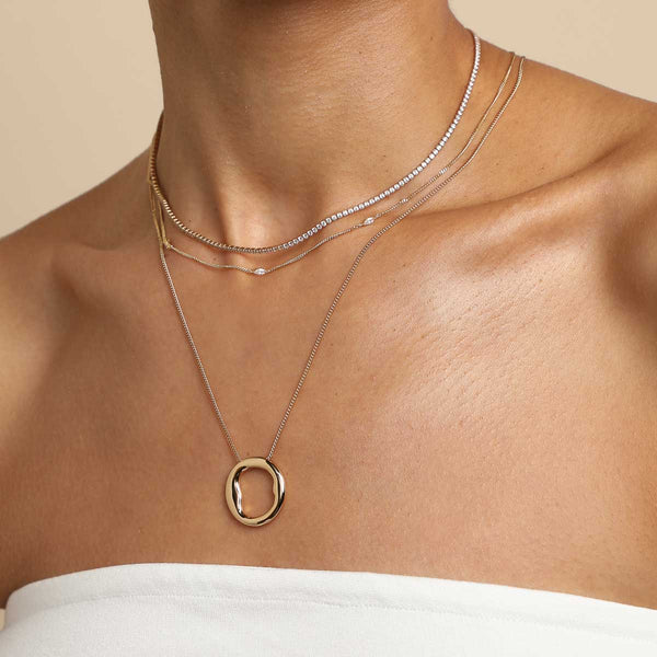 Astrid & Miyu O Initial Bold Pendant Necklace In Gold