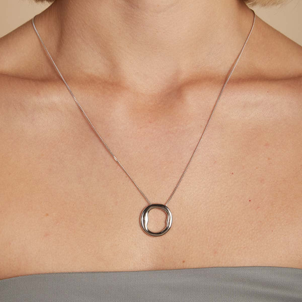 Astrid & Miyu O Initial Bold Pendant Necklace In Silver