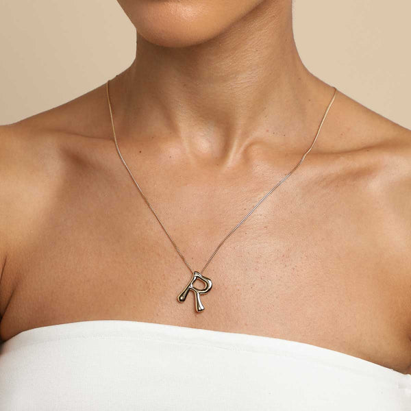 Astrid & Miyu R Initial Bold Pendant Necklace In Gold