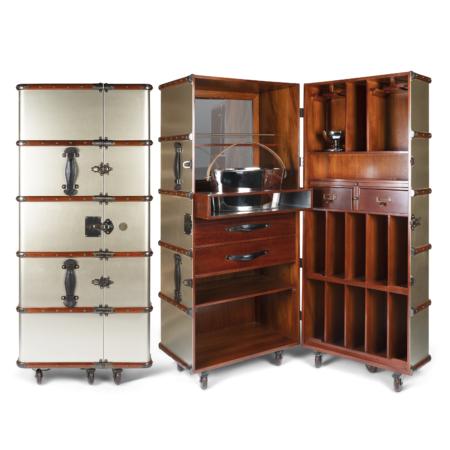 authentic models Champagne Bar