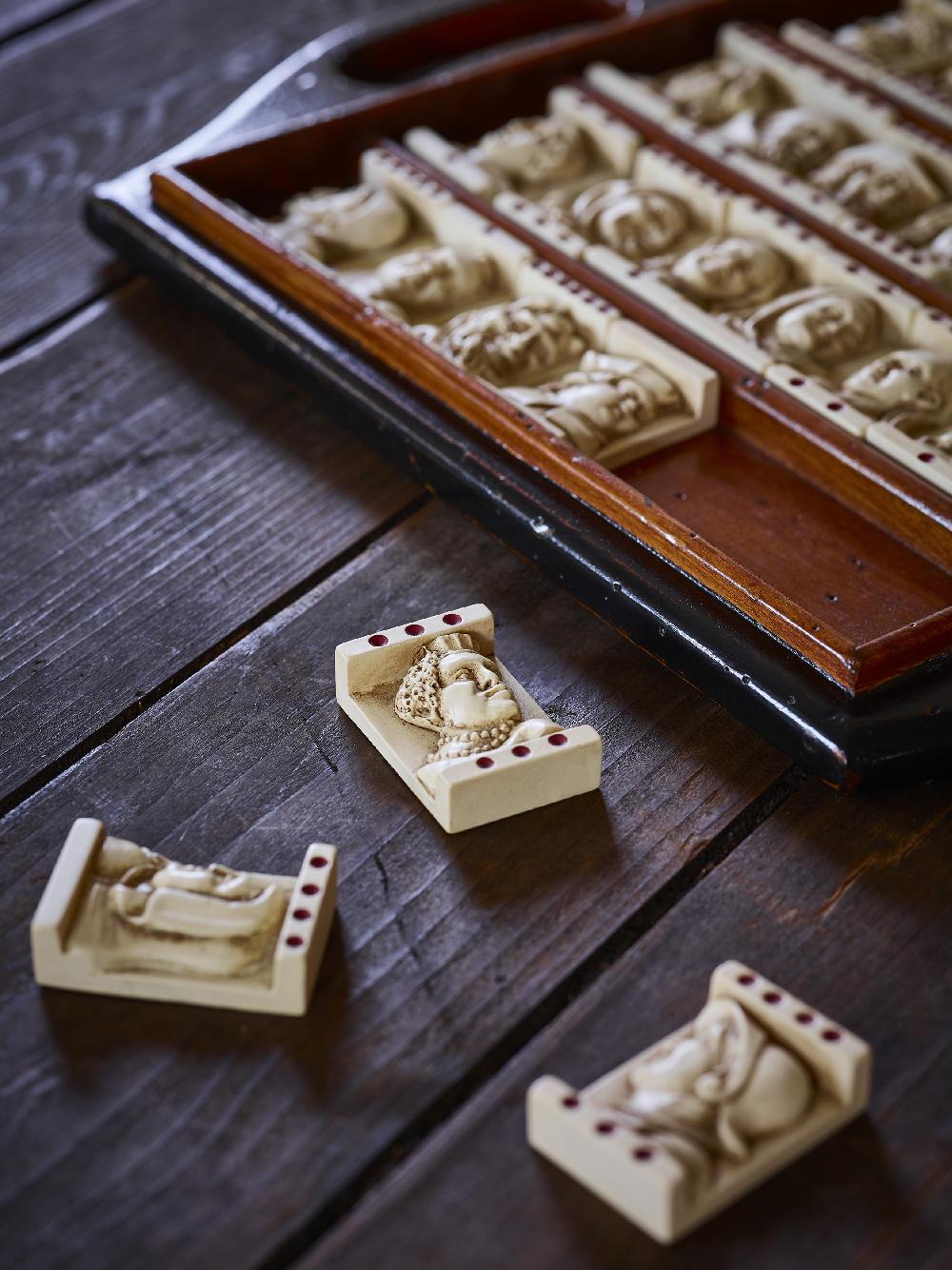 Authentic Models Dutch Domino