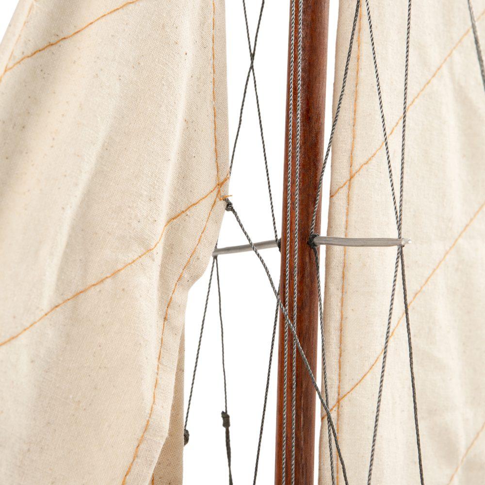 Authentic Models Endeavour L60 Red & White