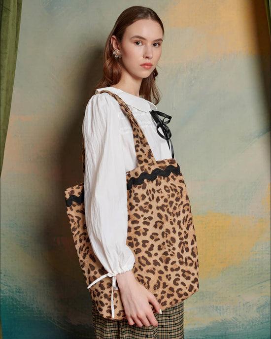ban do Cameron Leopard Tote Bag