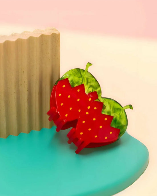 ban do Large Red Strawberry Hair Claw