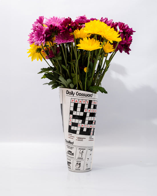 ban do Newspaper Vase