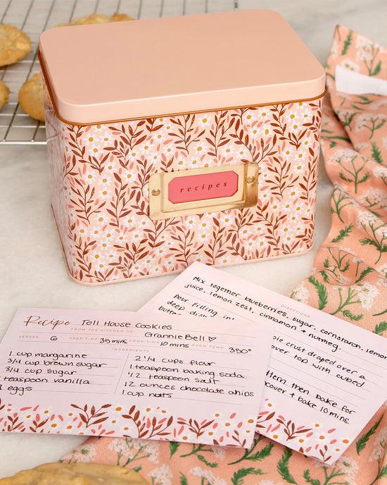 ban do Pink Daisy Tin Recipe Box