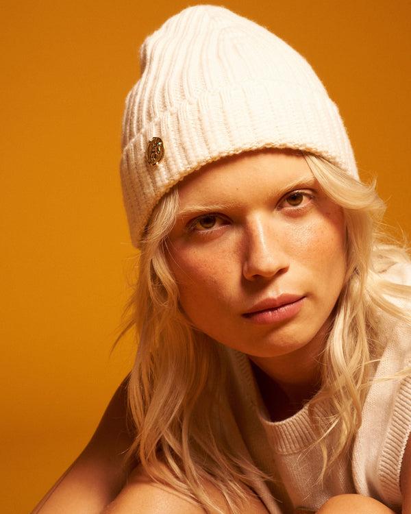 Barrie Bonnet En Cachemire à Personnaliser Avec Médaille Signe Astrologique