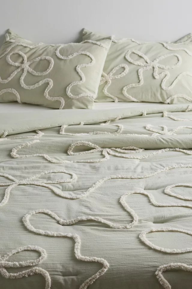bdg urban outfitters Wild Bows Tufted Comforter