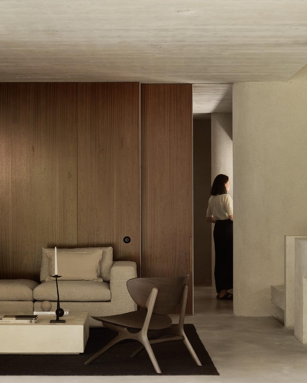 Be Home Eye Lounge Chair - Varnished Mahogany - Dark Brown