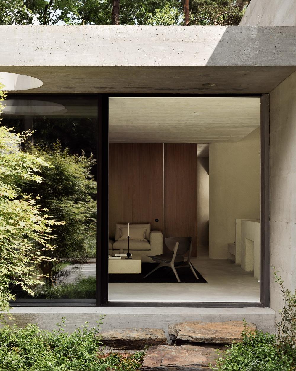 Be Home Eye Lounge Chair - Varnished Mahogany - Dark Brown